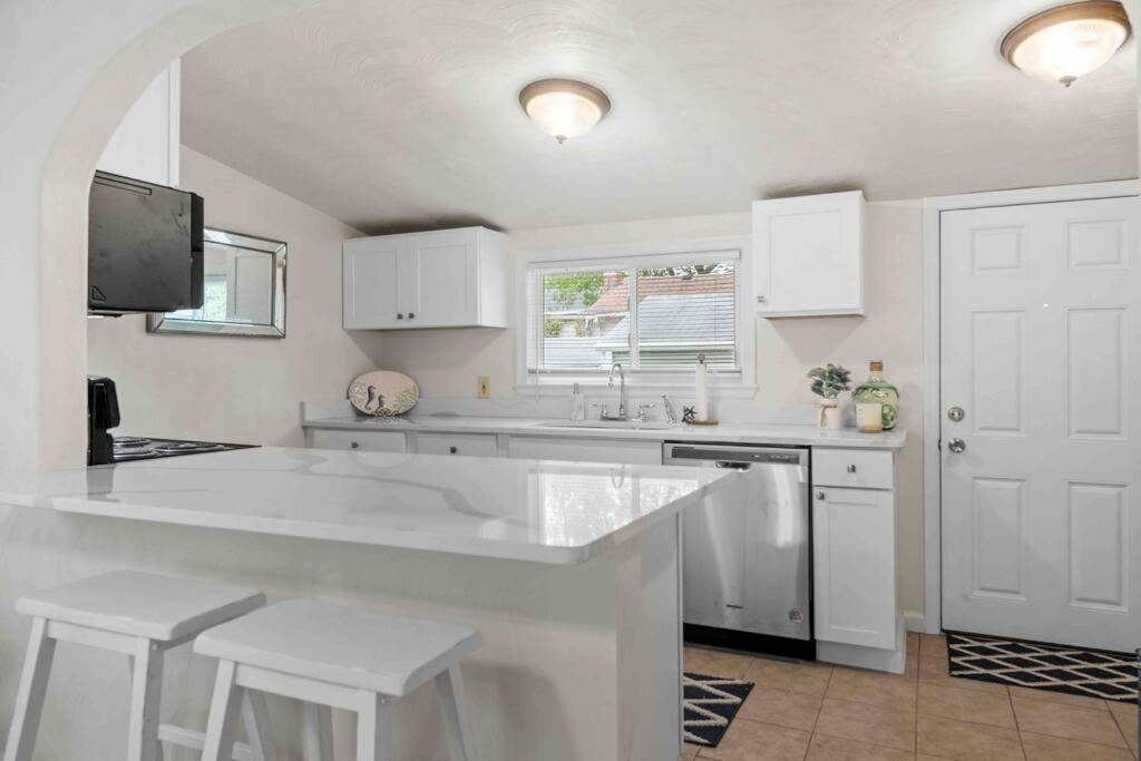 Beach Bungalow - 1 Block To Beach - Pets Welcome! Norfolk Exterior photo