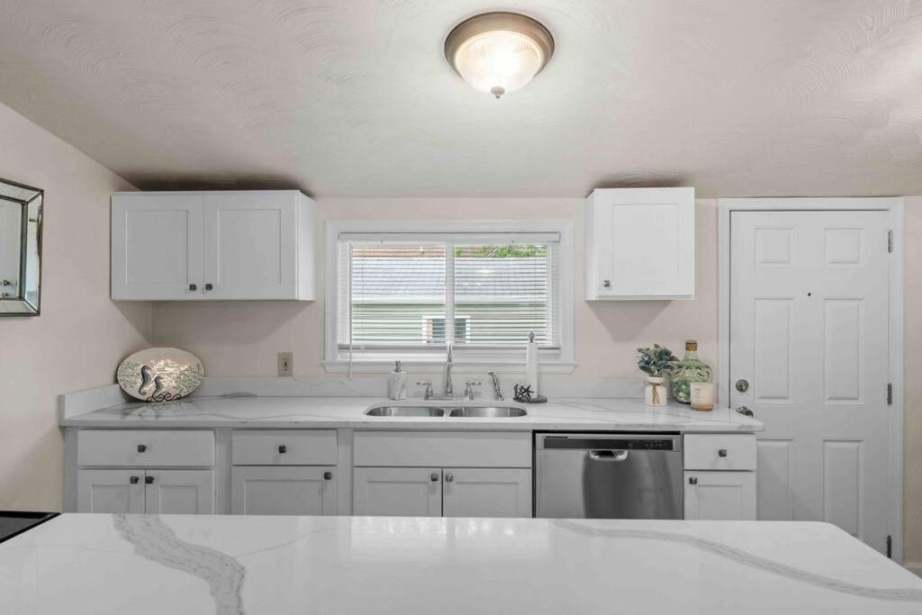 Beach Bungalow - 1 Block To Beach - Pets Welcome! Norfolk Exterior photo