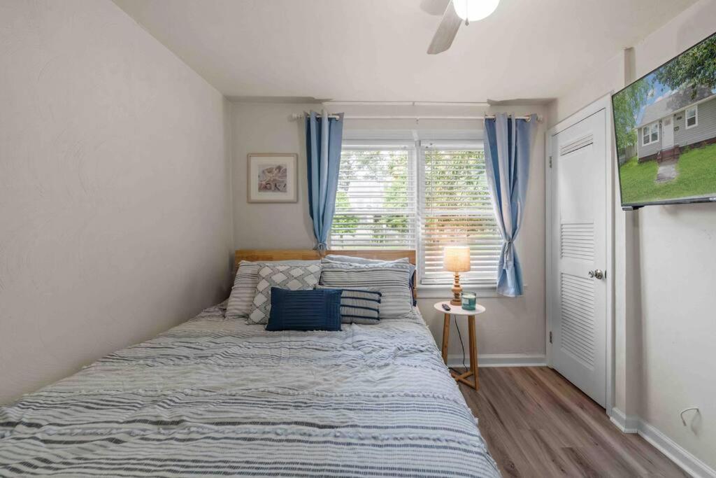 Beach Bungalow - 1 Block To Beach - Pets Welcome! Norfolk Exterior photo